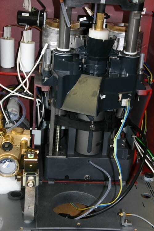 Innenleben einer Kaffeemaschine mit technischen Komponenten