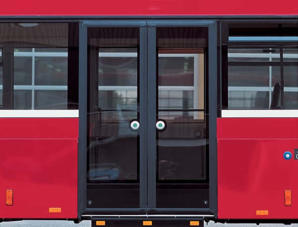 Rote Bustür mit Glasfenstern, Vorderansicht.