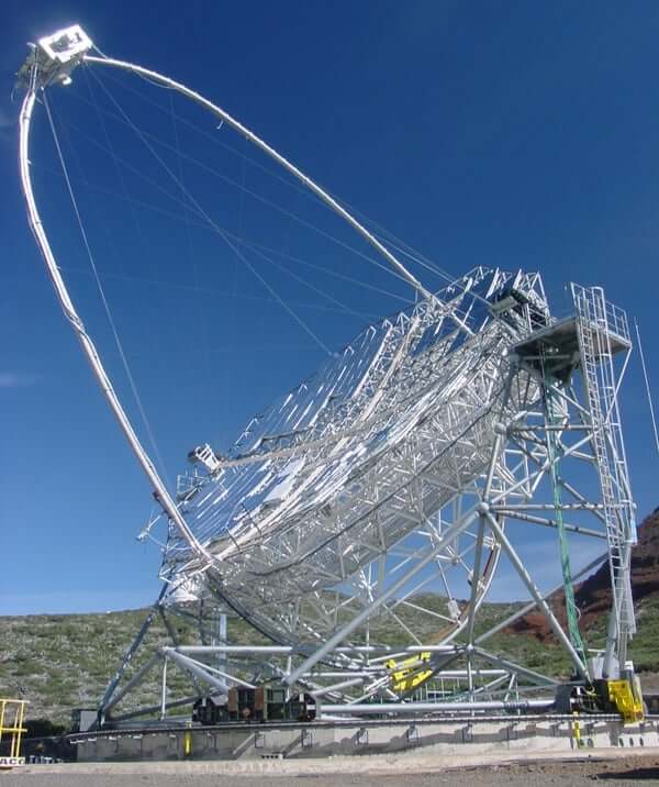 Großes Teleskop unter klarem Himmel in der Natur.