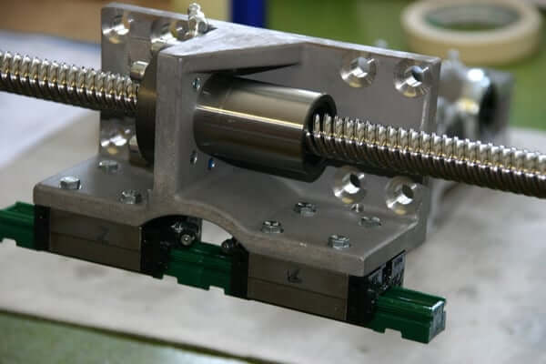 Präzisions-Axialkugellager mit Metallgehäuse auf Führungsschiene