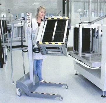 Mitarbeiterin bedient automatisierte Maschine im Labor