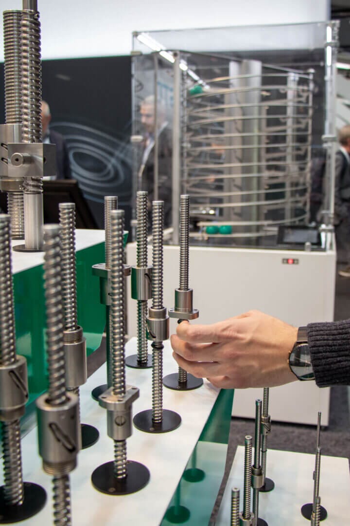 Hand-adjusted precision machine components at trade fairs.