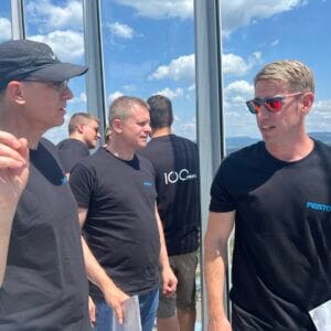 Gruppe von Männern in Festo-T-Shirts diskutiert.