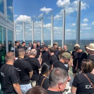 Gruppe von Menschen auf einem Hochhausbalkon zusammen.